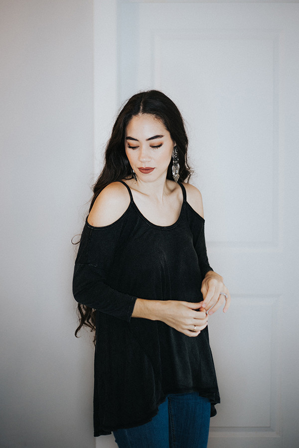 WASHED, COLD SHOULDER TOP WITH 3/4 SLEEVE AND HI/LOW HEM. UNLINED. NOT SHEER. 95% RAYON
5% SPANDEX.
COMES IN CHARCOAL AND MAUVE.
SMALL 0-4 MEDIUM 6-8 LARGE 10-12