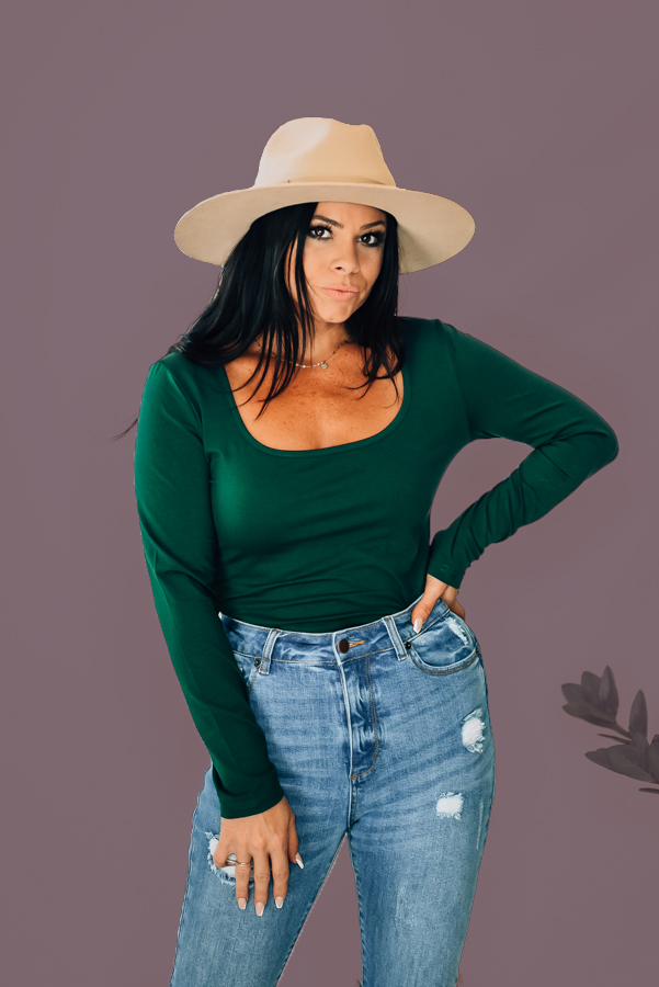 STRETCHY EMERALD LONG SLEEVE, SCOOP NECK BODYSUIT. CLASP CLOSURE, FULL COVERAGE BOTTOM. COMES IN BLACK, GREY, TAUPE, EMERALD. 95% COTTON, 5% SPANDEX. STEPHANIE IS 5’1 SIZE 4, WEARING SML. NIKI IS SIZE 14, WEARING XL.
XS 0-2
S 4-6
M 8-10
L 10-12
XL 12-14