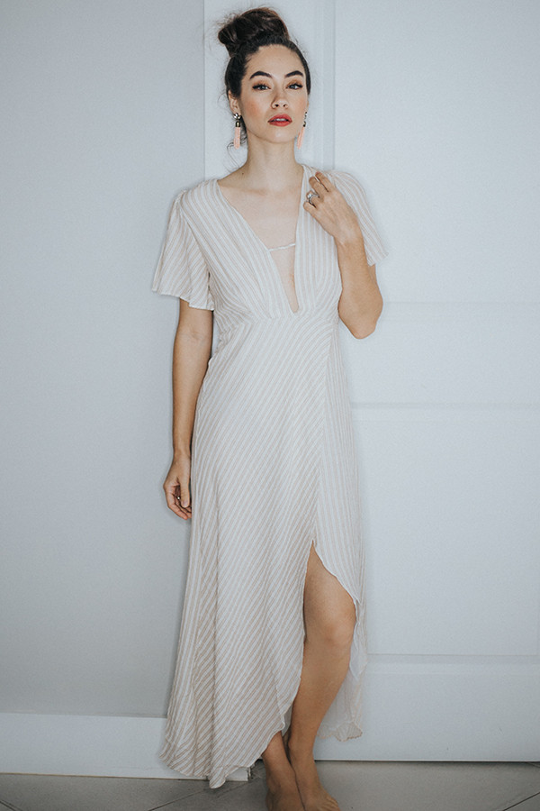 BEIGE/IVORY FLOWY DRESS. FRONT SLIT WITH SCOOP V IN FRONT.
BACK HAS A V OPENING WITH TIES. 100% POLYESTER
SMALL 4-6 MEDIUM 8-10 LARGE 12-14