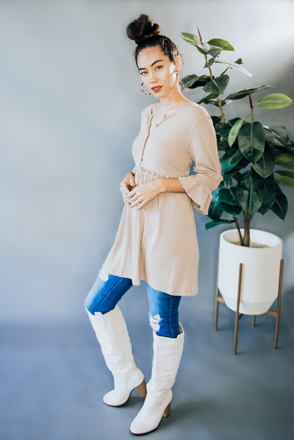 TAUPE BABYDOLL DRESS W/RUFFLE DETAIL ON SLEEVES AND BUTTONS. ALSO COMES IN WHITE. MODEL INFO: PIPER SIZE 0, STEPHANIE SIZE 4, SISSY SIZE 6-ALL WEARING SMALL. NIKI-SIZE 14, WEARING LG.
100% POLYESTER.
X-SMALL 0-2
SMALL 4-6
MEDIUM 6-8
LARGE 10-12
XL 12-14