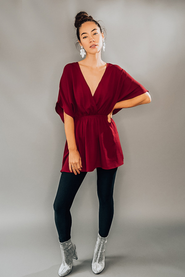 FLOWY, V-NECK SURPLICE TOP WITH ELASTIC BAND AT WAIST. BURGUNDY COLOR. MODEL INFO: PIPER SIZE 0, WEARING A SMALL. NIKI SIZE 14, WEARING A LARGE.
100% POLYESTER.
X-SMALL 0-2
SMALL 4-6
MEDIUM 8-10
LARGE 12-14
X-LARGE 16-18