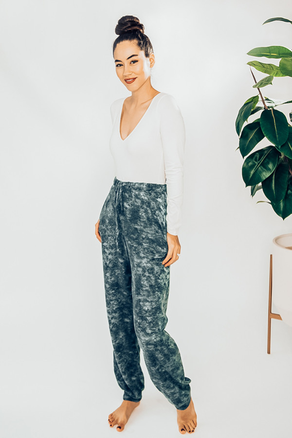 NAVY COLORED TIE DYE, SOFT KNIT JOGGERS WITH DRAWSTRINGS AND SIDE POCKETS. PIPER IS A SIZE 0 AND WEARING A SMALL. NIKI IS A SIZE 14 AND WEARING AN X-LARGE.
95% COTTON 5% SPANDEX
SMALL 4-6
MEDIUM 6-8
LARGE 8-10
X-LARGE 10-14