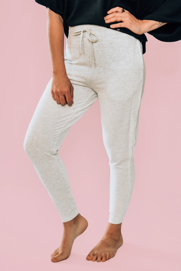 OVERSIZED GREY DRAWSTIRNG JOGGERS WITH FRONT POCKETS. AVAILABLE IN GREY AND OLIVE. 68% RAYON, 29% COTTON AND 3% SPANDEX. AMANDA IS 5’6, SIZE 2, WEARING A SMALL. NIKI IS SIZE 14, WEARING A MEDIUM.
S 0-6
M 6-12
L 12-18