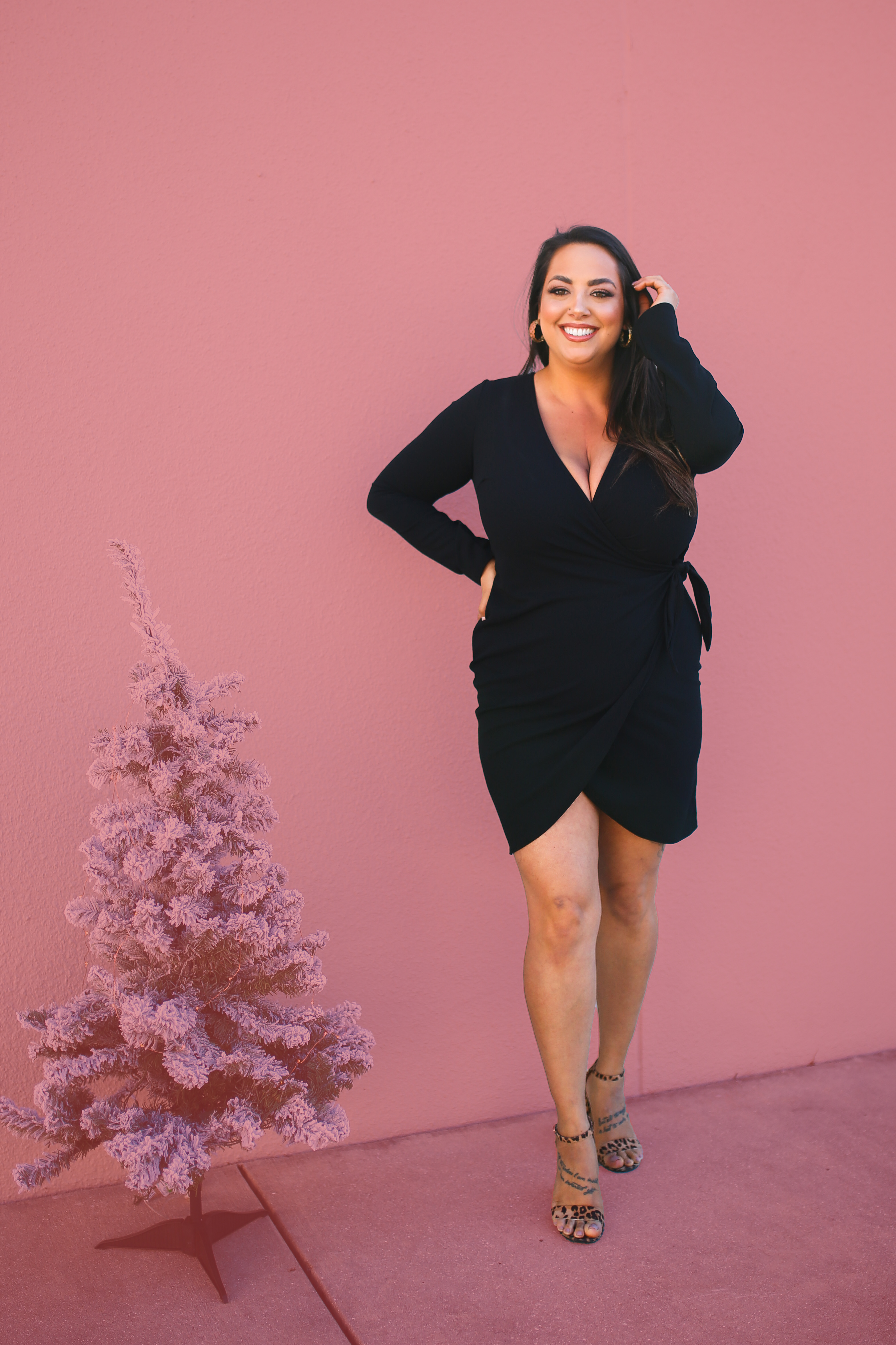 MAVERICK EXCLUSIVE! LONG SLEEVE TRUE WRAP STYLE DRESS. PREMIUM BLACK FABRIC HAS SOME STRETCH. ABOVE KNEE FIT. 96% POLYESTER 4% SPANDEX. STEPHANIE IS 5’4 SIZE 4 WEARING A SMALL. GABBY IS SIZE 12 WEARING XLARGE.
XS 0-2
S 4-6
M 6-8
L 8-10
XL 12-14