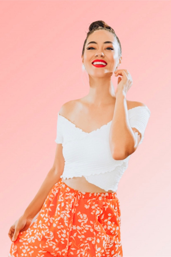 OFF-THE-SHOULDER SMOCKED, CROPPED TOP. RUFFLED HEM, LOW BACK. AVAILABLE IN THREE COLORS – RED, WHITE, AND BLACK. 91% RAYON, 7% POLYESTER, 2% SPANDEX. PIPER IS 5’4 SIZE 0, WEARING SMALL. NIKI IS A SIZE 14 WEARING A LARGE.
S 0-4
M 6-10
L 12-14