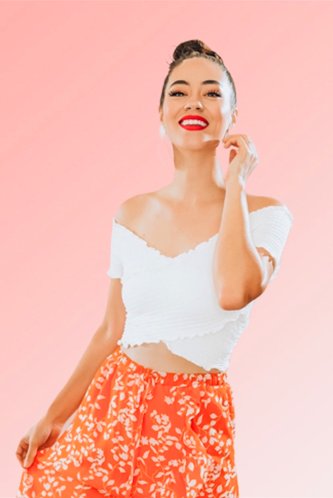 OFF-THE-SHOULDER SMOCKED, CROPPED TOP. RUFFLED HEM, LOW BACK. AVAILABLE IN THREE COLORS – RED, WHITE, AND BLACK. 91% RAYON, 7% POLYESTER, 2% SPANDEX. PIPER IS 5’4 SIZE 0, WEARING SMALL. NIKI IS A SIZE 14 WEARING A LARGE.
S 0-4
M 6-10
L 12-14
