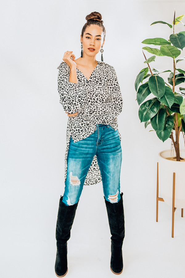BLACK AND GREY LEOPARD PRINT BLOUSE. FEATURES HIGH-LOW HEMLINE AND BUBBLE SLEEVES. LOOSE FIT. PIPER IS A SIZE 0 AND WEARING A SMALL. NIKI IS A SIZE 14 AND WEARING A LARGE.
100% POLYESTER
X-SMALL 0-2
SMALL 4-6
MEDIUM 8-10
LARGE 12-14
X-LARGE 16-18