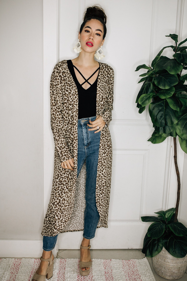OVERSIZED KIMONO WITH LEOPARD PRINT.
95% POLYESTER, 5% SPANDEX
X-SMALL 0-2
SMALL 4-6
MEDIUM 8-10
LARGE 12-14
X-LARGE 16-18
