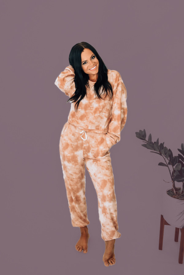 BLUSH TIE DYE SWEATSUIT. LONG SLEEVE CREWNECK TOP AND ELASTIC TIE WAIST BOTTOMS WITH FUNCTIONAL POCKETS. 93% POLYESTER, 7% SPANDEX. STEPHANIE IS 5’1, SIZE 4, WEARING A SMALL.
S 0-4
M4-8
L8-12