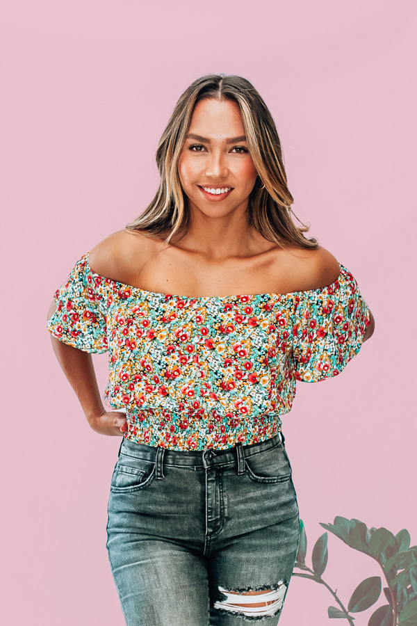 FLORAL PRINT WITH NON FUNCTIONAL BUTTONS, CROPPED TOP WITH ELASTIC ON WAIST. AMANDA IS A SIZE 2, WEARING A SMALL, NIKI IS A SIZE 14 WEARING AN XL.
XS 0-2
S 4-6
M 8-10
L 12-14
XL 14-16