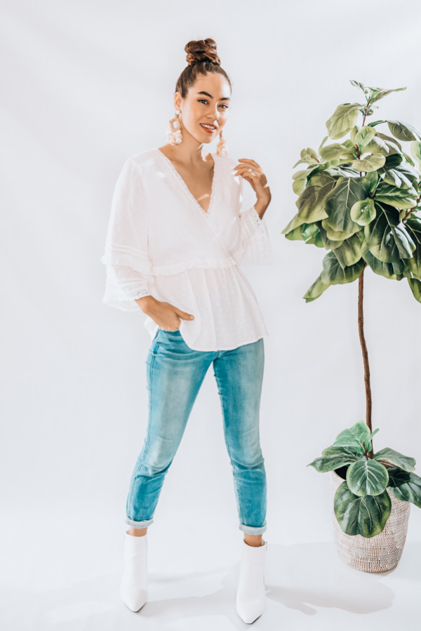 TEXTURED V-NECK TOP WITH RUFFLE DETAIL AT SLEEVES. ALSO COMES IN SAGE. MODEL INFO: PIPER-SIZE 0, WEARING SMALL
55% COTTON 45% RAYON
SMALL 0-4
MEDIUM 6-10
LARGE 10-12
X-LARGE 12-14