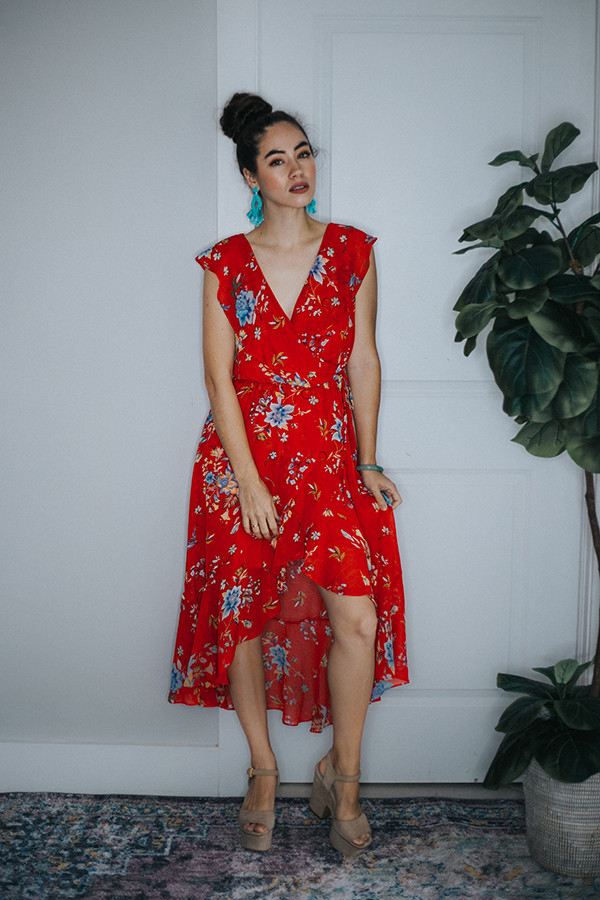 RED FLORAL PRINT HI/LOW HEM DRESS
RUFFLE V NECK FRONT.
100% POLYESTER
SMALL 2-6 MEDIUM 8-10 LARGE 12-14