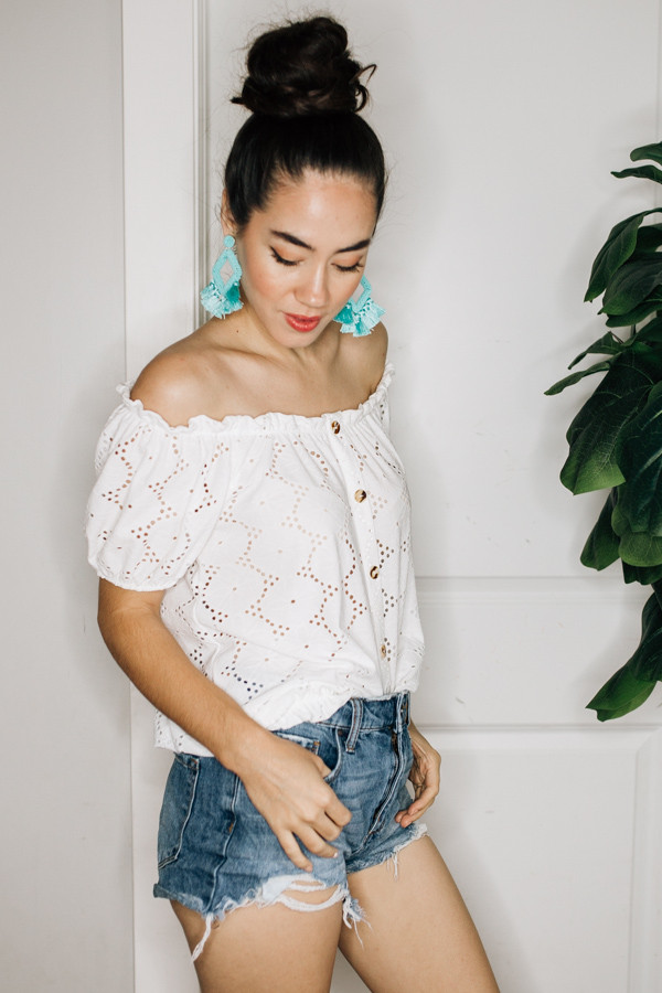 OFF THE SHOULDER, EYELIT LACE TOP WITH A
BUTTON FRONT, ELASTIC SLEEVES, AND HEMLINE.
RUNS BIG. COMES IN WHITE AND BLACK.
95% POLYESTER, 5% SPANDEX.
SMALL 4-6
MEDIUM 6-8
LARGE 8-10
XL 10-14
