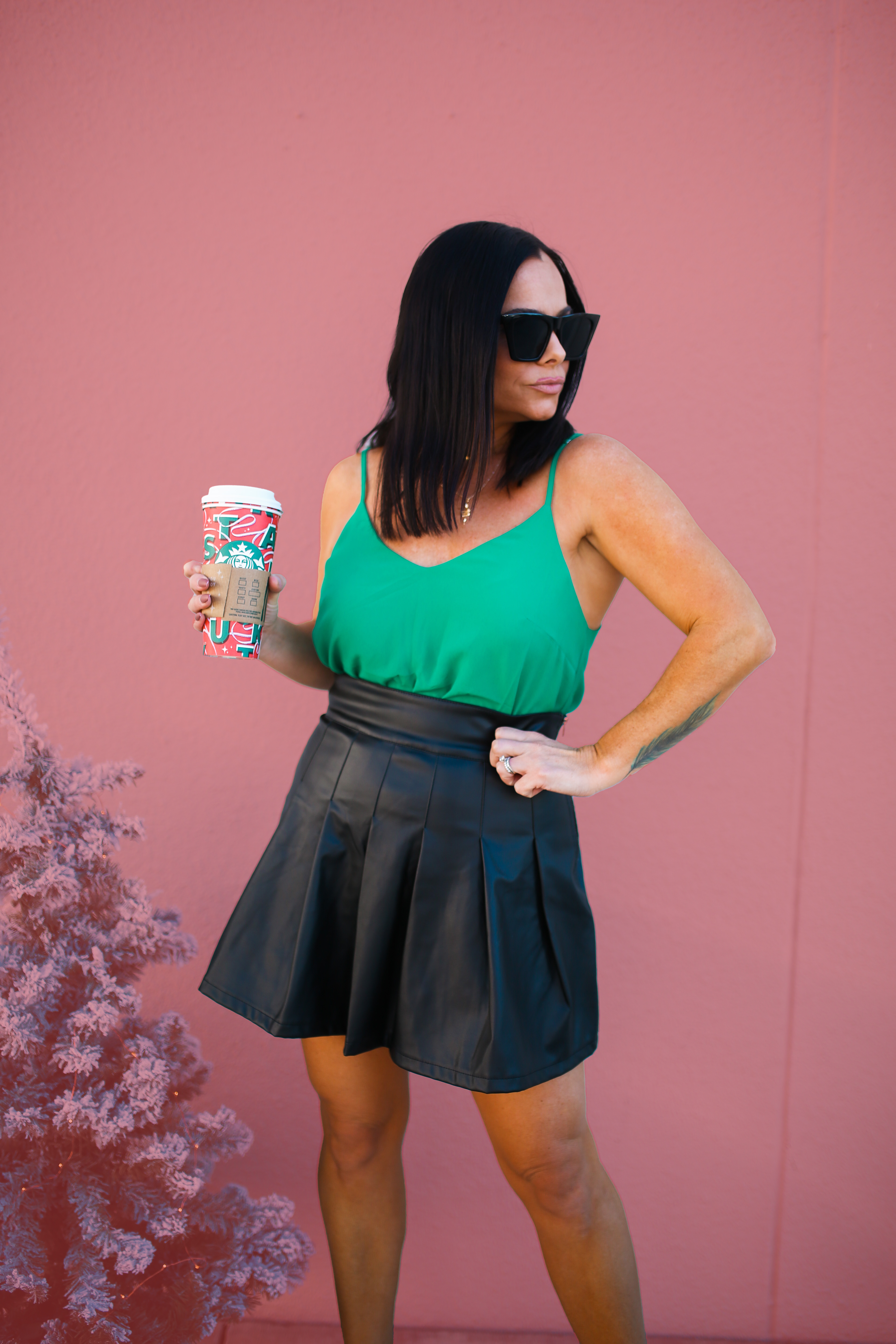 V NECK AND BACK, CURVED HEM. ADJUSTABLE SPAGHETTI STRAPS. FULLY LINED. FABRIC IS NOT STRETCHY. 100% POLYESTER. STEPHANIE IS 5’4 SIZE 4 WEARING A SMALL.
S 0-4
M 4-8
L 8-12