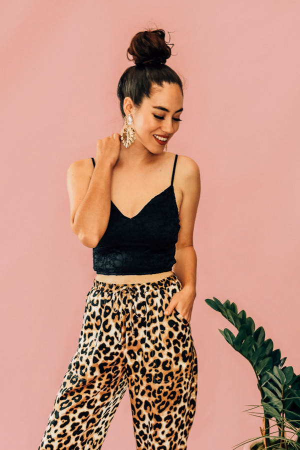 BLACK LACE OVERLAY TANK TOP BRALETTE. LINED WITH ADJUSTABLE STRAPS. AVAILABLE IN TWO COLORS – WHITE AND BLACK. 95% POLYESTER, 5% SPANDEX. PIPER IS A SIZE 0, WEARING A SMALL. NIKI IS A SIZE 14 WEARING A XLARGE.
XS 0-2
S 4-6
M 8-10
L 12-14
XL 14-16