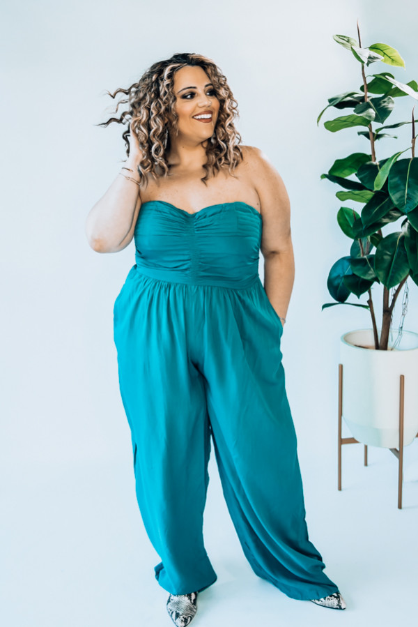 TEAL, STRAPLESS JUMPSUIT. RUCHING DETAIL AND LINING AT TOP. MODEL INFO: STEPHANIE – SIZE 4, 5’1” WEARING A SMALL. NIKI – SIZE 14, 5’4”, WEARING A LARGE.
X-SMALL 0-2
SMALL 4-6
MEDIUM 6-8
LARGE 10-12
X-LARGE 12-14