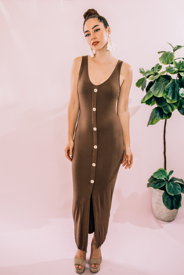 MOCHA COLORED SCOOP NECK, FAUX BOTTON DOWN MIDI DRESS. SEMI-FITTED, SLEEVELESS, FRONT CENTER SLIT. AVAILABLE IN TWO COLORS – TAUPE AND BLUE. 95% POLYESTER, 5% SPANDEX. PIPER IS SIZE 0, WEARING SMALL. NIKI IS SIZE 14 WEARING LARGE.
S 0-6
M 6-12
L 12-16