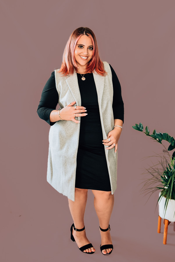 LIGHT GREY, COLLARED LONG VEST. 100% POLYESTER. PIPER IS 5’4”, SIZE 0, WEARING A SMALL. NIKI IS SIZE 14, WEARING AN XLARGE.
S 0-4
M 4-8
L 8-12
XL 12-14