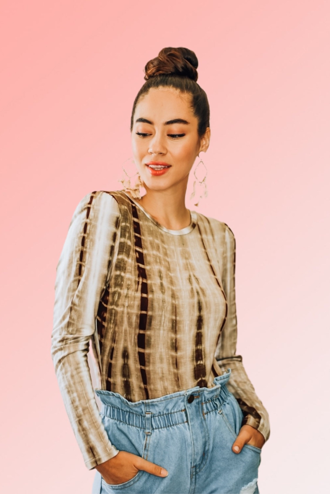 TAN AND BROWN TIE DYE PRINT, LONG SLEEVE BODYSUIT WITH CLASPS AT BOTTOM. 100% RAYON. PIPER IS 5’4, SIZE 0 WEARING A SMALL. NIKI IS A SIZE 14, WEARING A SIZE XLARGE.
XS 0-2
S 4-6
M 8-10
L 12-14
XL 14-16
