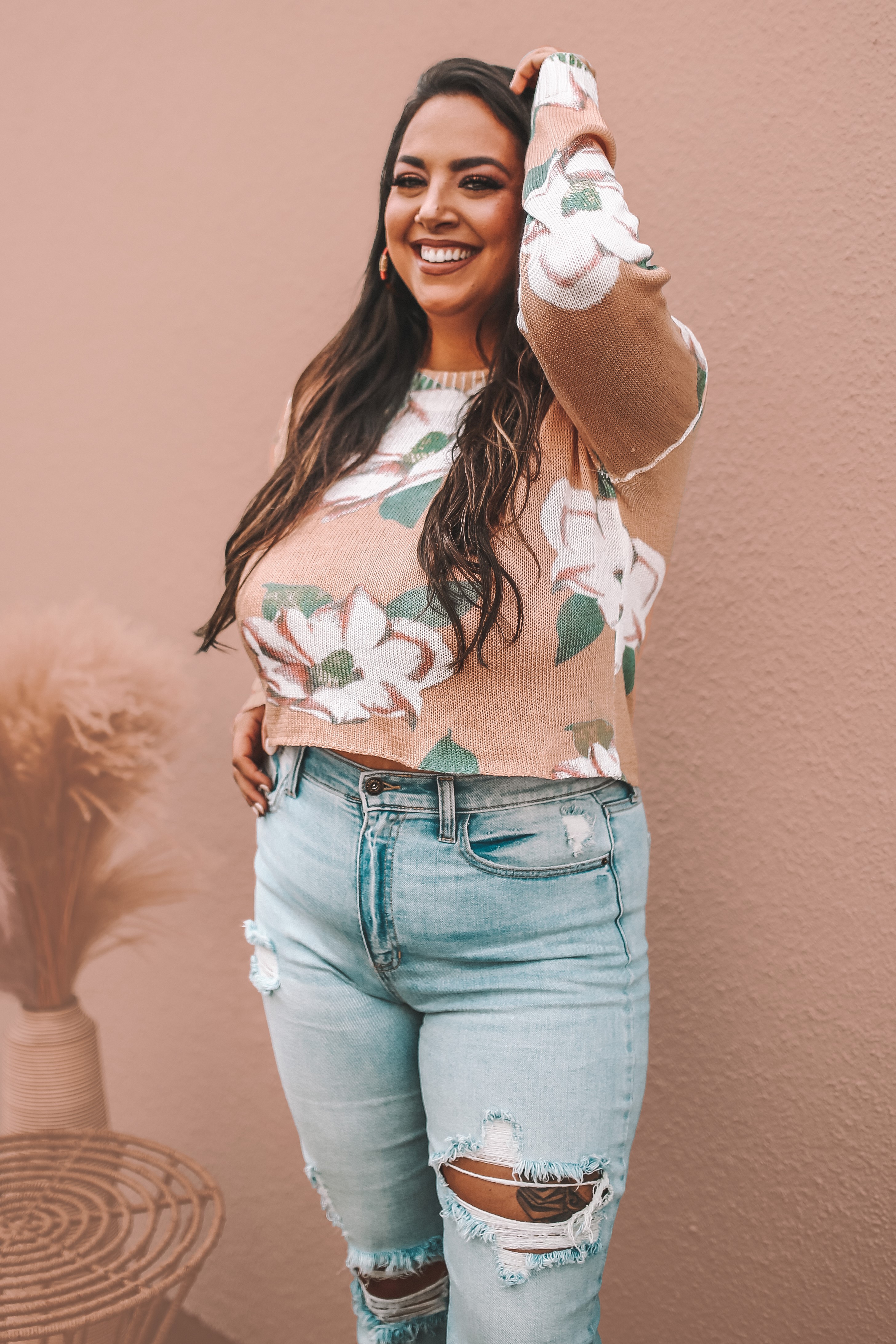 MAVERICK EXCLUSIVE! BLUSH COLOR SWEATER WITH LARGE FLORAL PRINT. SEMI CROPPED FIT. LIGHTWEIGHT, LOOSE, OVERSIZED FIT. SUPER SOFT AND STRETCHY. 100% POLYESTER. STEPHANIE IS SIZE 4 WEARING A SMALL, GABBY IS SIZE 10/12 WEARING A LARGE.
S 0-4
M 6-10
L 10-14