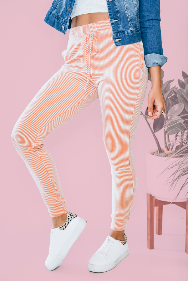 MADE IN USA. JOGGER STYLE. VERY SOFT. ELASTIC WAIST AND CUFF, CORAL AND WHITE STRIPED. AMANDA IS 5’7 SIZE 2, WEARING A SMALL.
XS 0-2
S 4-6
M 8-10
L 10-12
XL 12-14