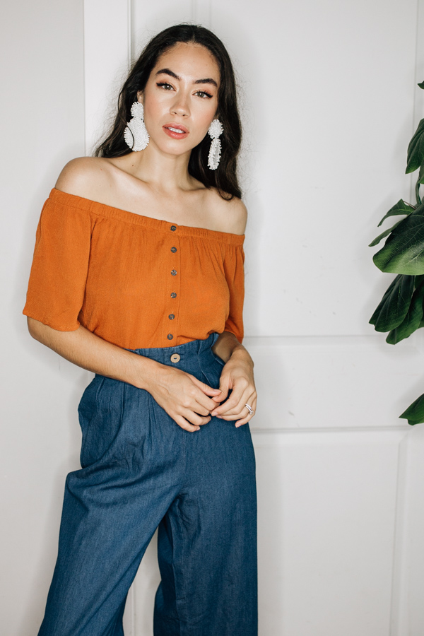 OFF THE SHOULDER, BUTTON DOWN TOP.
COMES IN NAVY, RUST, AND WHITE.
100% RAYON.
SMALL 0-4
MEDIUM 6-10
LARGE 12-14