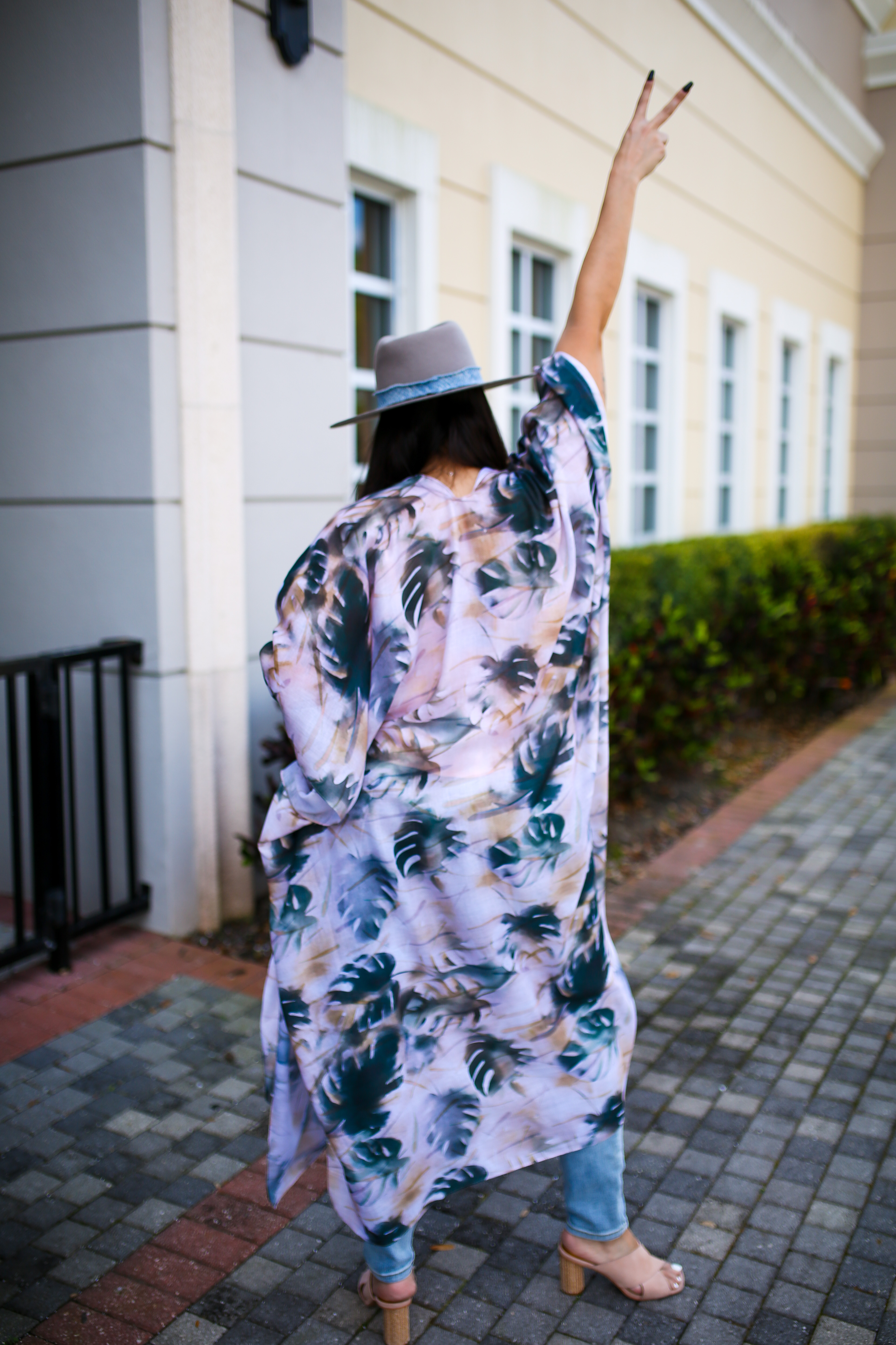 LONG AND FLOWY FULL-LENGTH KIMONO. NEAUTRAL COLORED PALM PATTERN. 100% POLYESTER. ONE SIZE FIT.
O/S 0-22