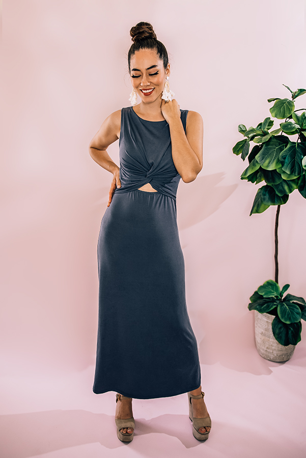 CHARCOAL, SLEEVELESS, ROUND NECKLINE MAXI DRESS WITH TWIST AND CUT OUT DETAIL AT FRONT. MODEL INFO: PIPER – SIZE 0, 5’5” WEARING A SMALL. NIKI – SIZE 14, 5’4”, WEARING A LARGE.
95% POLYESTER, 5% SPANDEX
SMALL 0-4
MEDIUM 6-10
LARGE 12-14