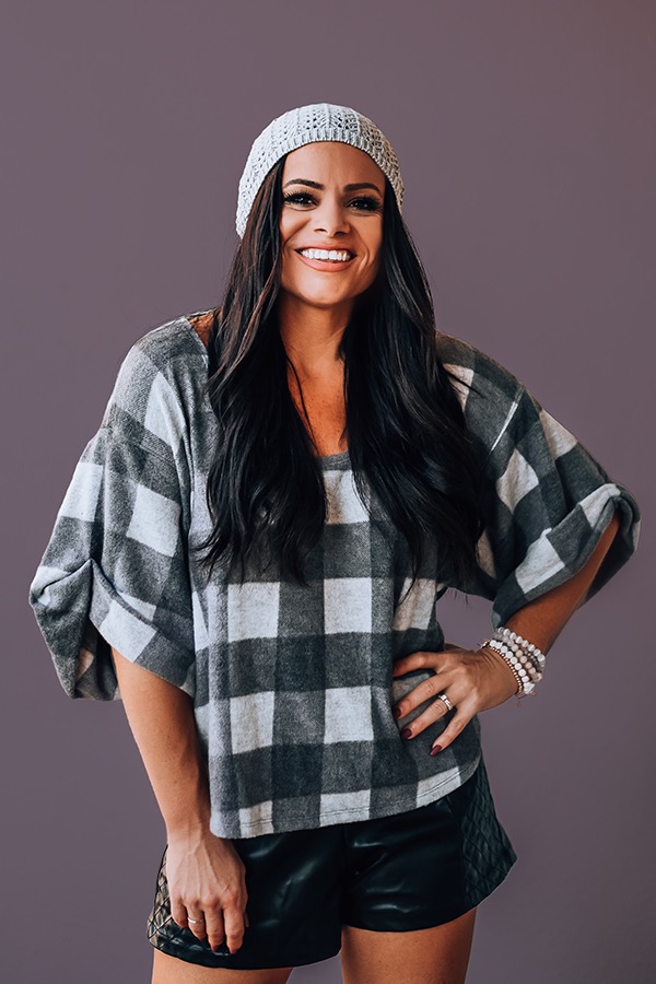 PLAID, SCOOP NECK, SHORT SLEEVED, SLOUCHY SHIRT. 95% POLYESTER, 5% SPANDEX. PIPER IS SIZE 0, WEARING A SMALL, STEPHANIE IS A SIZE 4 WEARING A SMALL, NIKI IS SIZE 14 WEARING AN XLARGE.
XS 0-4
S 4-8
M 8-12
L 12-16
XL 16-20