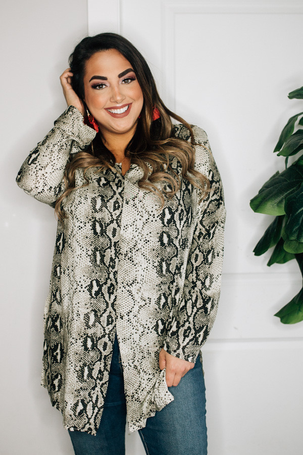 LONG SLEEVE SNAKE PRINT WOVEN TOP WITH V-NECK FEATURING A FRONT SELF TIE AND SLIDE SLITS.
100% POLYESTER
PIPER IS WEARING THE SMALL AND GABBY IS WEARING THE EXTRA LARGE.
SMALL- 0-4
MEDIUM- 4-8
LARGE 10-12
EXTRA LARGE- 12-14