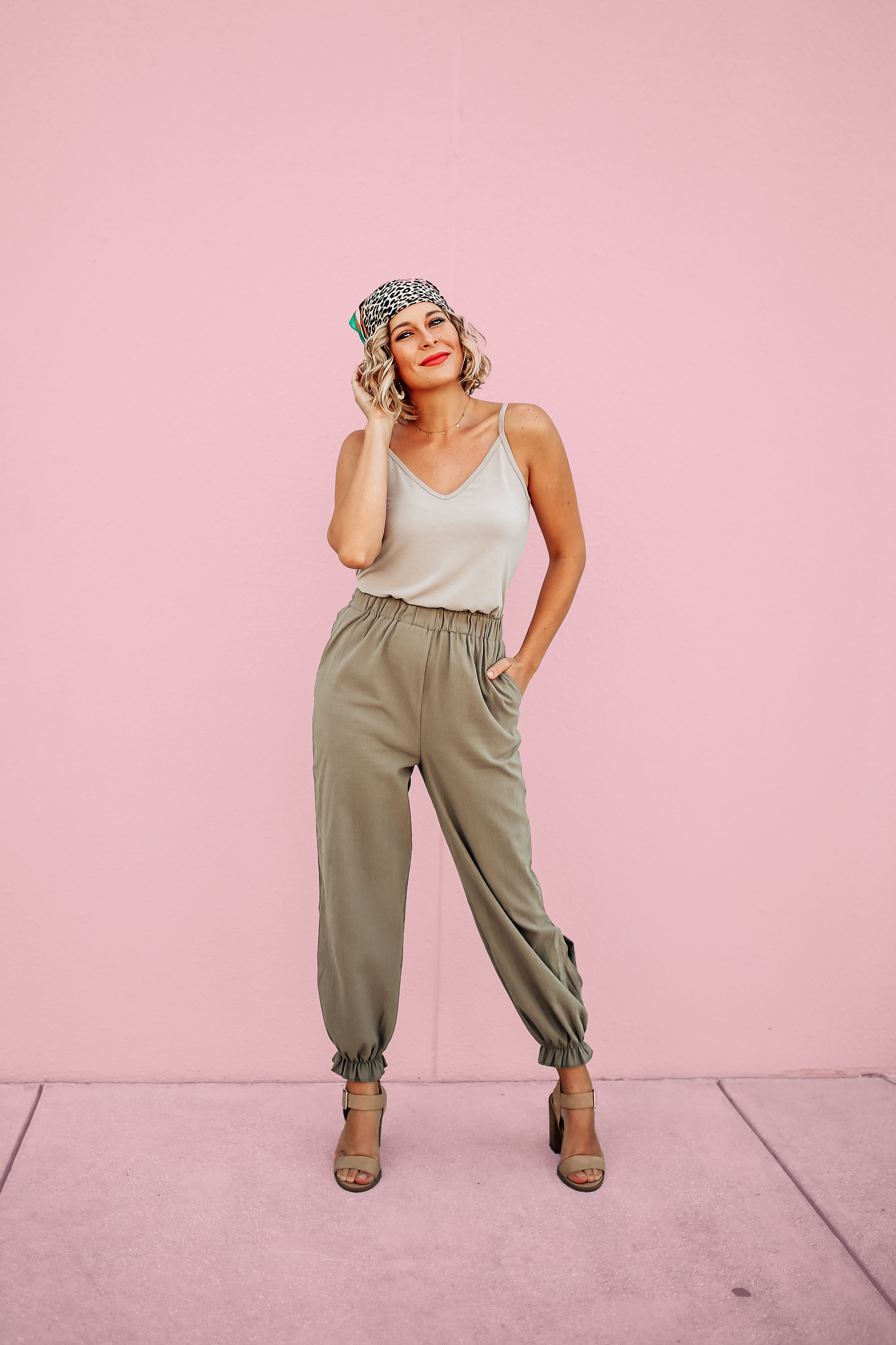 LIGHTWEIGHT PAPERBAG PANTS. ELASTIC WAIST AND ANKLES. FUNCTIONAL SIDE POCKETS. KEYHOLE DETAIL ON BOTTOM OF BOTH SIDES. 100% COTTON. GABBY IS 5’8” A SIZE 10/12 AND 38DD WEARING A LARGE.
S 0-4
M 4-8
L 10-12