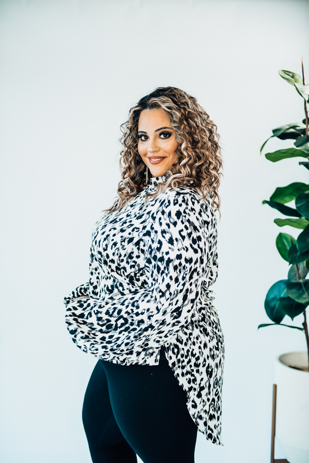 BLACK AND GREY LEOPARD PRINT BLOUSE, HIGH-LOW HEMLINE AND BUBBLE SLEEVES. LOOSE FIT. MODEL INFO: STEPHANIE – SIZE 4, 5’1”, WEARING A SMALL. NIKI – SIZE 14, 5’4”, WEARING AN XL.
100% POLYESTER
X-SMALL 0-2
SMALL 4-6
MEDIUM 6-8
LARGE 10-12
X-LARGE 12-14