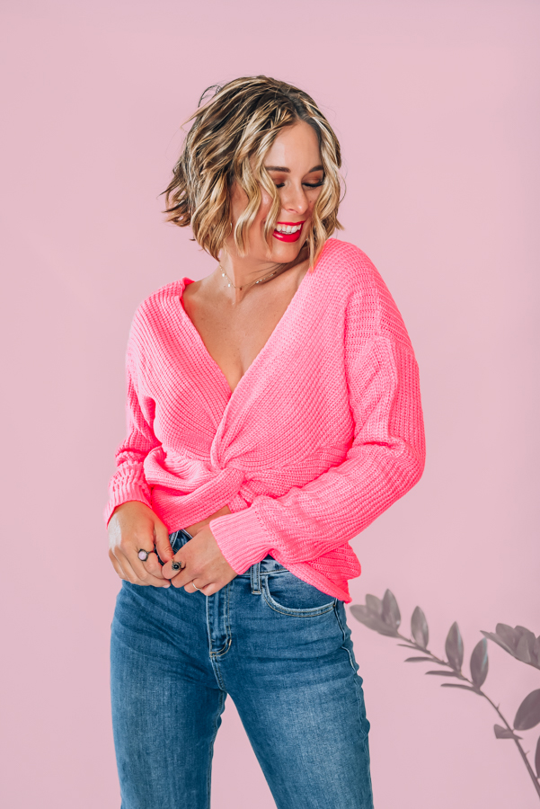 COZY KNIT SWEATER. DROP SHOULDERS AND AN OPEN TWIST BACK. 100% ACRYLIC. AMANDA IS A SIZE 2, WEARING A SMALL.
S 0-6
M 6-12
L 12-16
