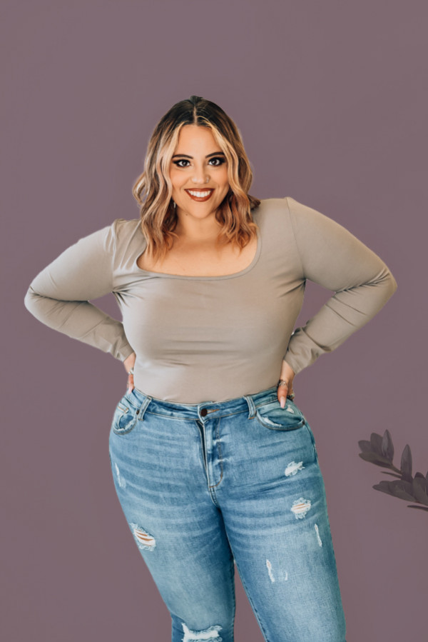 STRETCHY TAUPE LONG SLEEVE, SCOO PNECK BODYSUIT. CLASP CLOSURE, FULL COVERAGE BOTTOM. COMES IN BLACK, GREY, TAUPE, EMERALD. 95% COTTON, 5% SPANDEX. STEPHANIE IS 5’1 SIZE 4, WEARING SML. NIKI IS SIZE 14, WEARING XL.
XS 0-2
S 4-6
M 8-10
L 10-12
XL 12-14