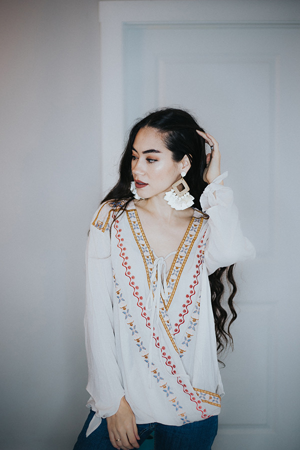 EMBROIDERED SURPLICE TOP FEATURING A SELF-TIE NECK AND LONG SLEEVES WITH SELF-TIE FEATURE. UNLINED. SEMI-SHEER
100% RAYON
COMES IN ALMOND AND BLACK.
SMALL 0-4 MEDIUM 6-8 LARGE 10-12