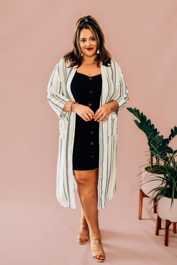 LIGHTWEIGHT, BLACK AND WHITE STRIPED LONG BLAZER WITH POCKETS. OPEN FRONT AND ¾ LENGTH SLEEVES 100% RAYON. PIPER IS SIZE 0, WEARING SMALL. NIKI IS SIZE 14, WEARING A LARGE.
S 0-8
M 8-16
L 16-22
