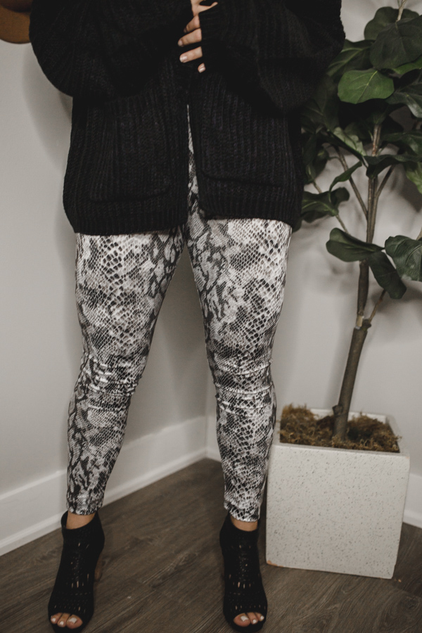 BLACK, WHITE, AND GREY SNAKESKIN LEGGINGS.
97% POLYESTER, 3% SPANDEX.
SMALL 0-4
MEDIUM 4-8
LARGE 8-12
X-LARGE 12-14