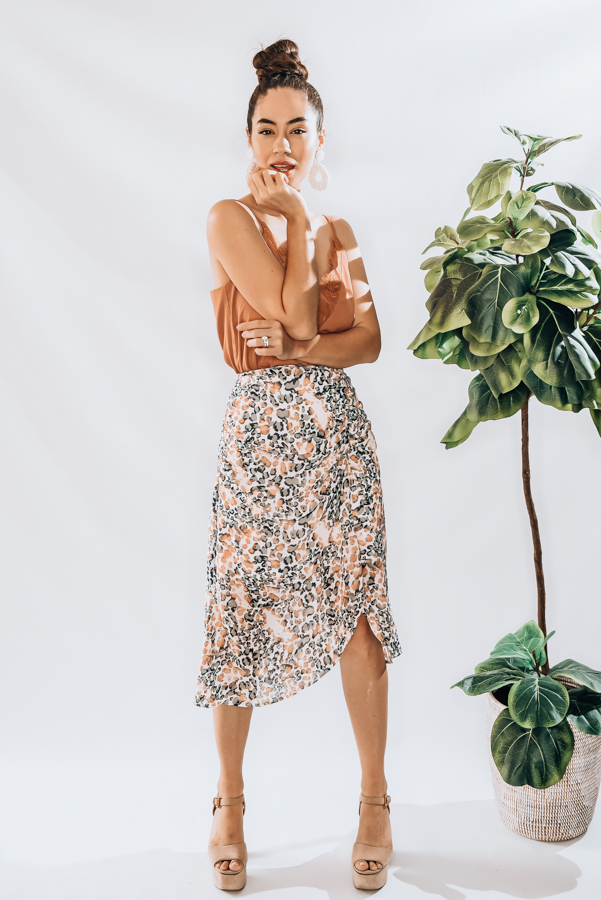 CHIFFON MIDI SKIRT, WITH PEACH AND GREY LEOPARD PRINT AND ROUCHING DETAIL. MODEL INFO: PIPER-SIZE 0, WEARING A SMALL
100% POLYESTER
SMALL 0-2
MEDIUM 4-6
LARGE 8-10
X-LARGE 10-12