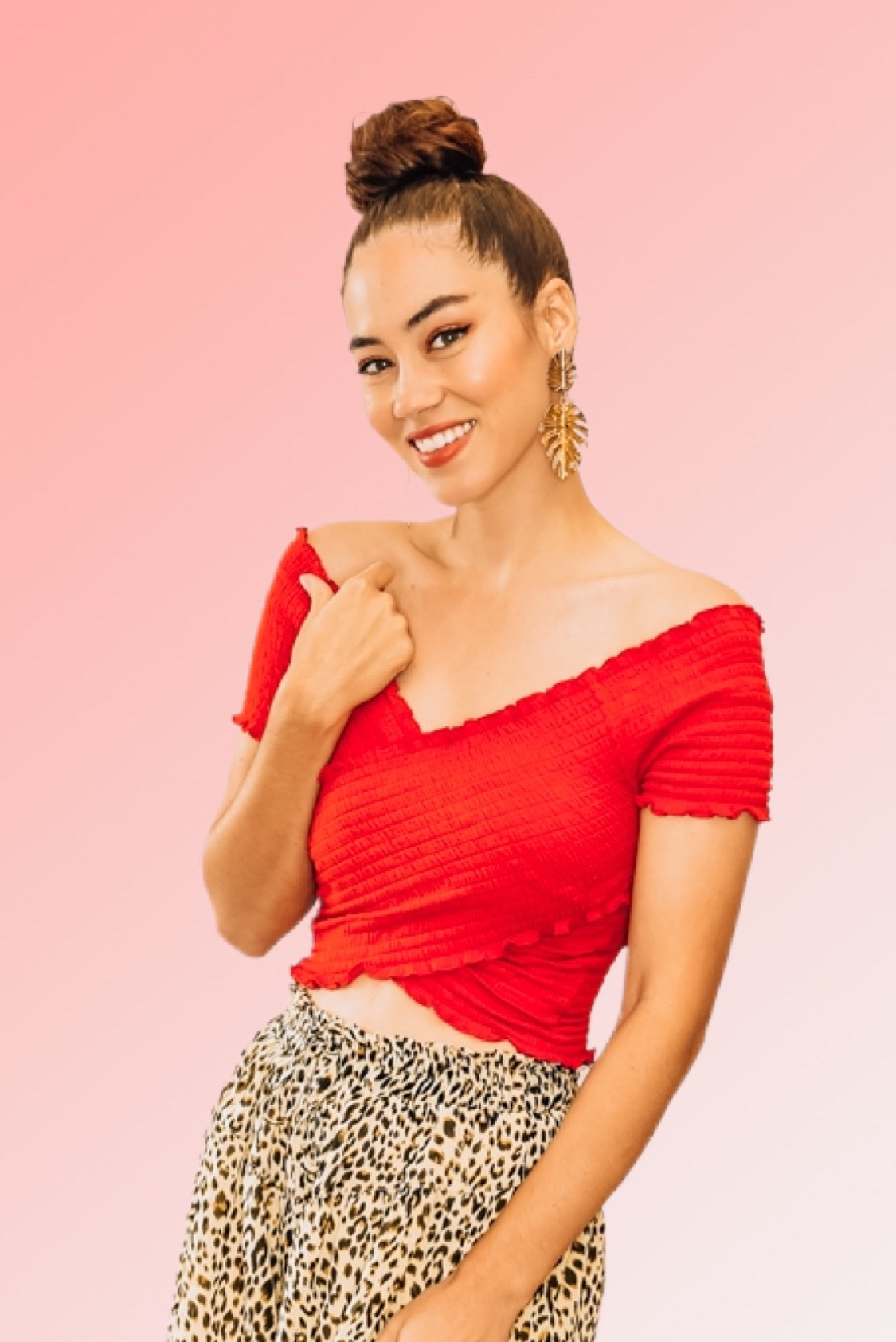 OFF-THE-SHOULDER SMOCKED, CROPPED TOP. RUFFLED HEM, LOW BACK. AVAILABLE IN THREE COLORS – RED, WHITE, AND BLACK. 91% RAYON, 7% POLYESTER, 2% SPANDEX. PIPER IS 5’4 SIZE 0, WEARING SMALL. NIKI IS A SIZE 14 WEARING A LARGE.
S 0-4
M 6-10
L 12-14