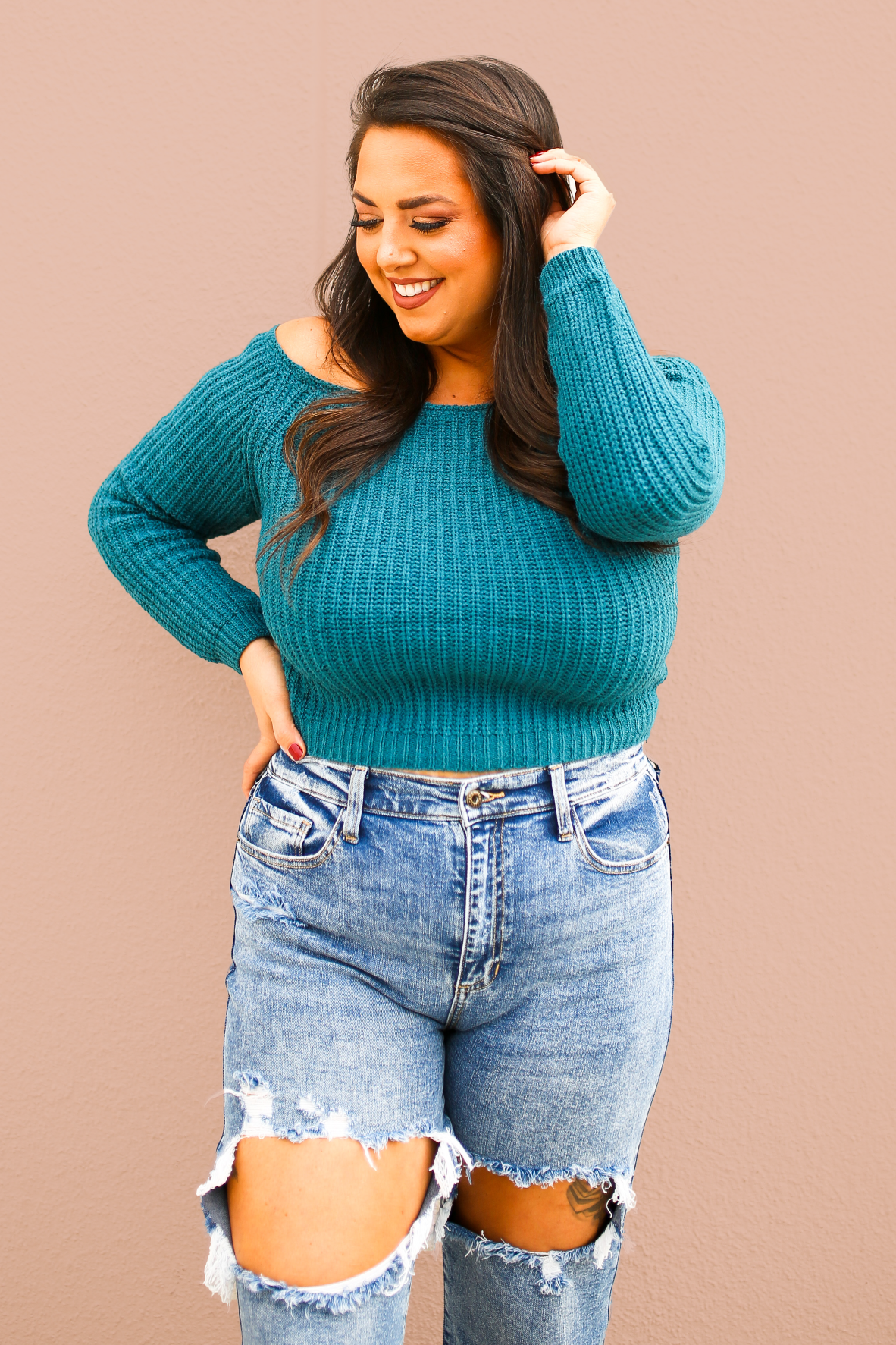 TEAL KNIT SWEATER. OFF SHOULDER, SEMI-CROP FIT. 55% ACRYLIC, 45% NYLON. AMANDA IS A SIZE 5’7” SIZE 2, WEARING A SMALL/MEDIUM.
S/M 0-6
M/L 8-14