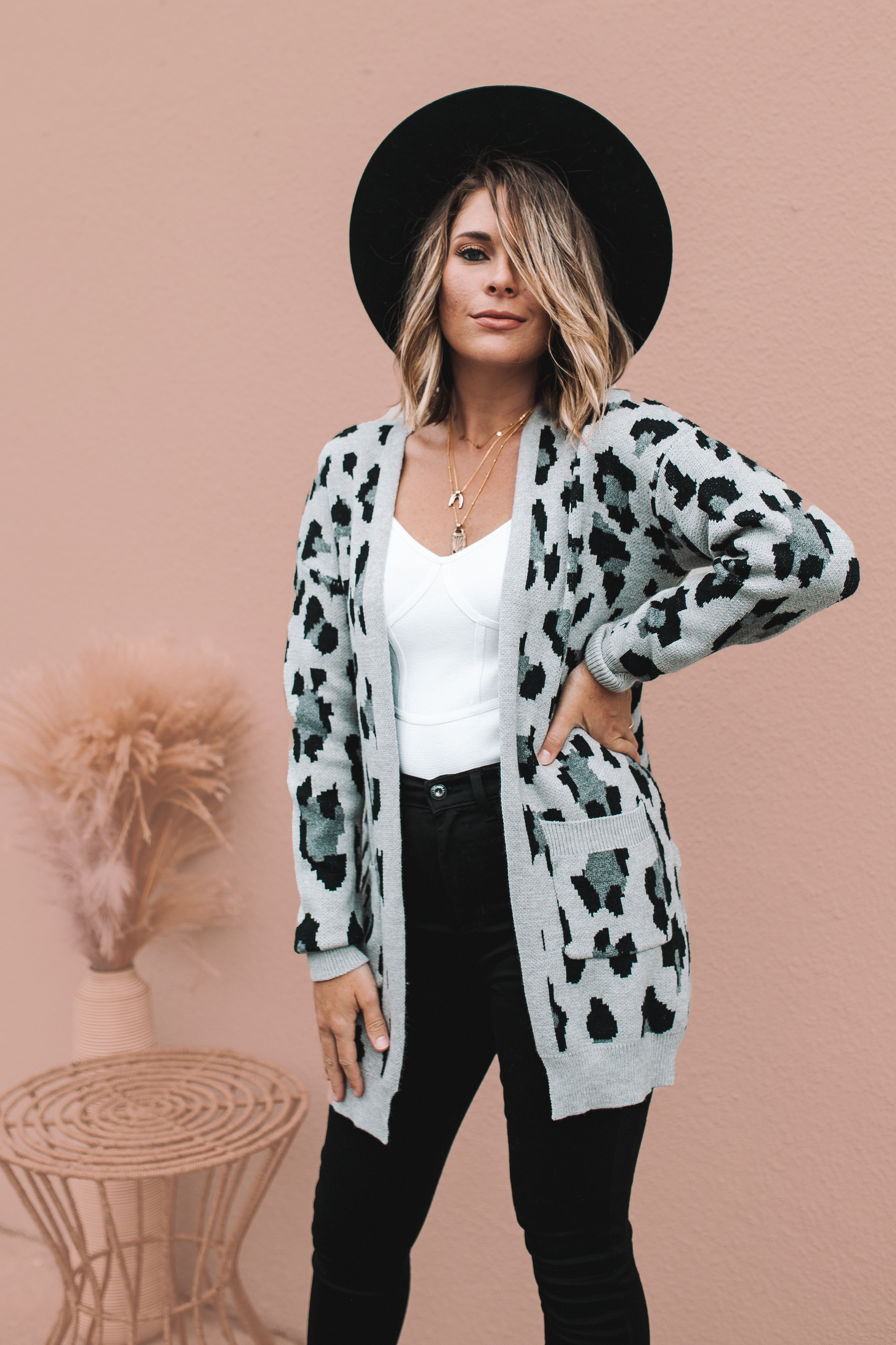 MAVERICK EXCLUSIVE! GREY AND BLACK LEOPARD CARDIGAN. SUPER SOFT AND STRETCHY. FUCNTIONAL FRONT POCKETS. AMANDA IS 5’7 SIZE 2, WEARING A SMALL.
S 0-6
M 6-12
L 12-18