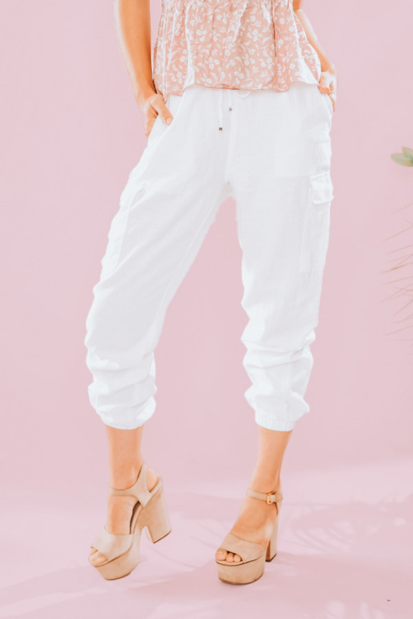 WHITE, CUFFED CARGO PANTS WITH BUTTON CLOSURE POCKETS AND DRWASTRING WAIST. 55% LINEN, 45% VISCOSE. AVAILABLE IN THREE COLORS – MOCHA, OLIVE, WHITE. PIPER IS 5’4, SIZE 0 WEARING A SMALL.
S 0-4
M 4-8
L 10-12