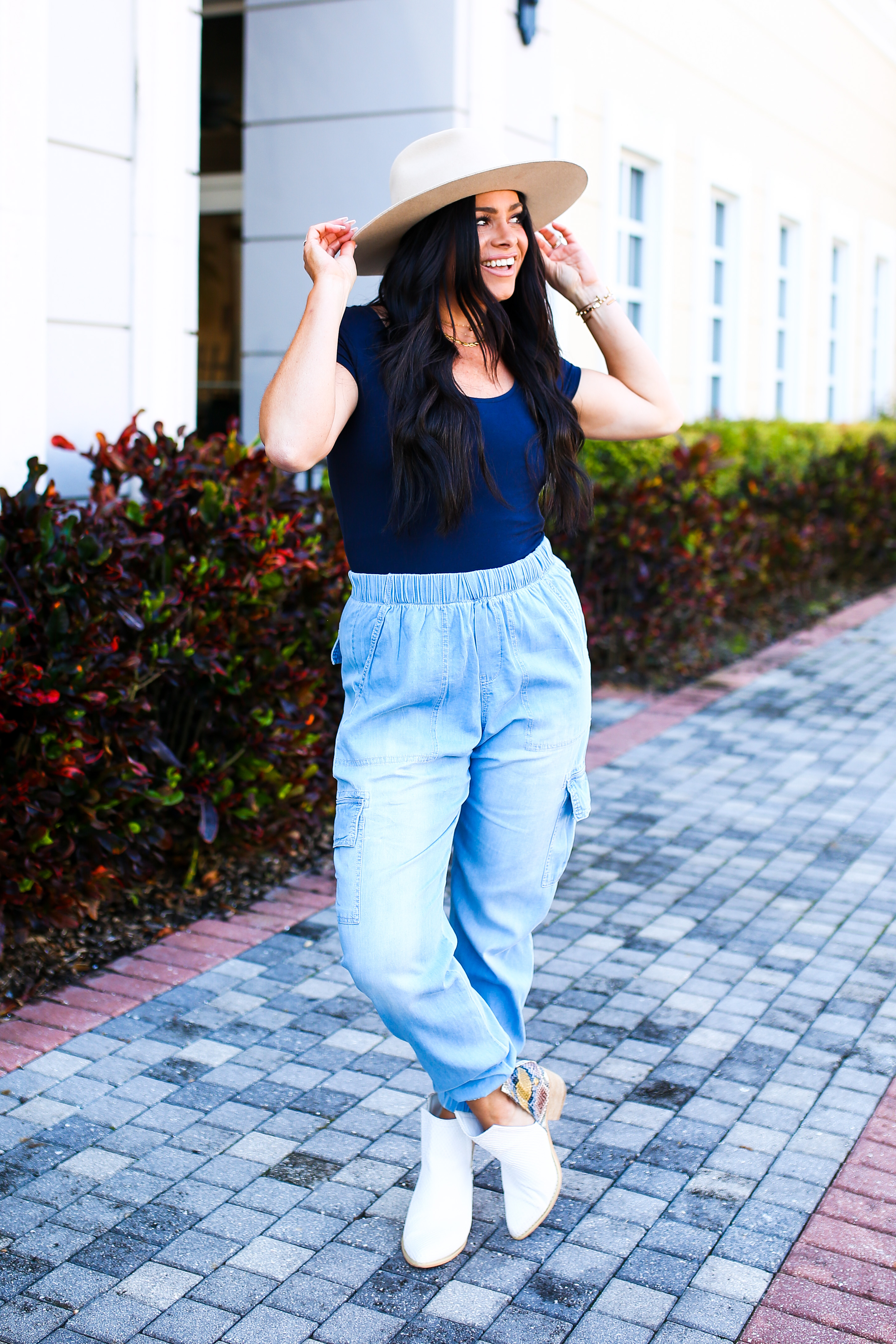 MAVERICK EXCLUSIVE! LIGHTWEIGHT, SOFT CHAMBRAY STYLE JOGGERS. ELASTIC WAIST AND CUFFS. FUNCTIONAL SIDE, BACK AND CARGO POCKETS. 29 INCH INSEAM. 100% COTTON.
XS 0-2
S 4-6
M 6-8
L 8-10
XL 10-12