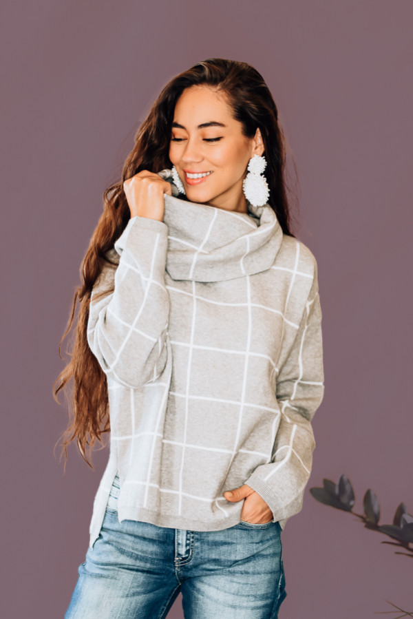 GREY AND WHITE PLAID COWLNECK SWEATER. 45% VISCOSE, 27% NYLON, 28% PBT. PIPER IS SIZE 0, WEARING A SMALL.
S 0-4
M 6-10
L 12-16