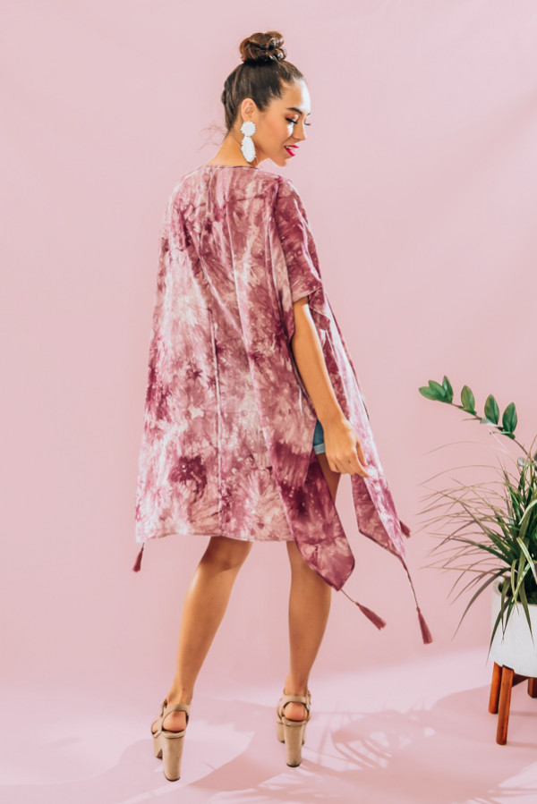 ROSE-COLORED, SHORT-SLEEVE, TIE DYE KIMONO. TASSEL DETAIL. 100% RAYON. PIPER IS 5’4, SIZE 0 WEARING A SMALL. NIKI IS A SIZE 14, WEARING A SIZE LARGE.
S 0-6
M 6-12
L 12-18