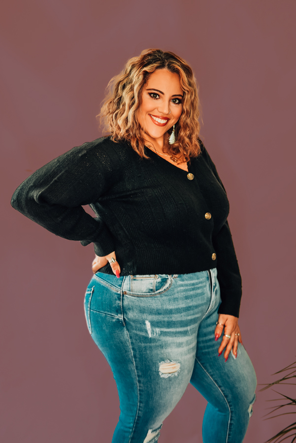 BLACK V-NECK CROPPED FUNCTIONAL BUTTON UP KNIT CARDIGAN STYLE SWEATER. AVAILABLE IN THREE COLORS, CREAM, BLACK, OLIVE GREEN. 75% ACYRLIC, 22% POLYESTER, 3% SPANDEX. PIPER IS SIZE 0, WEARING SMALL. NIKI IS SIZE 14 WEARING LARGE.
S 0-4
M 4-8
L 8-12