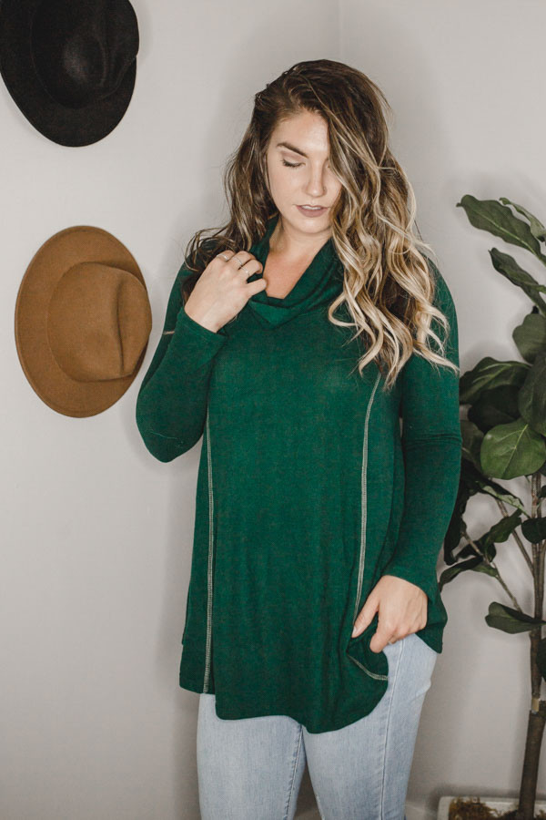 GREEN COWL NECK TOP WITH LIGHT
FLEECE TETURE. LONGER AND FLOWY.
65% POLYESTER, 32% RAYON, 3% SPANDEX.
SMALL 0-4
MEDIUM 4-8
LARGE 8-12
X-LARGE 12-14