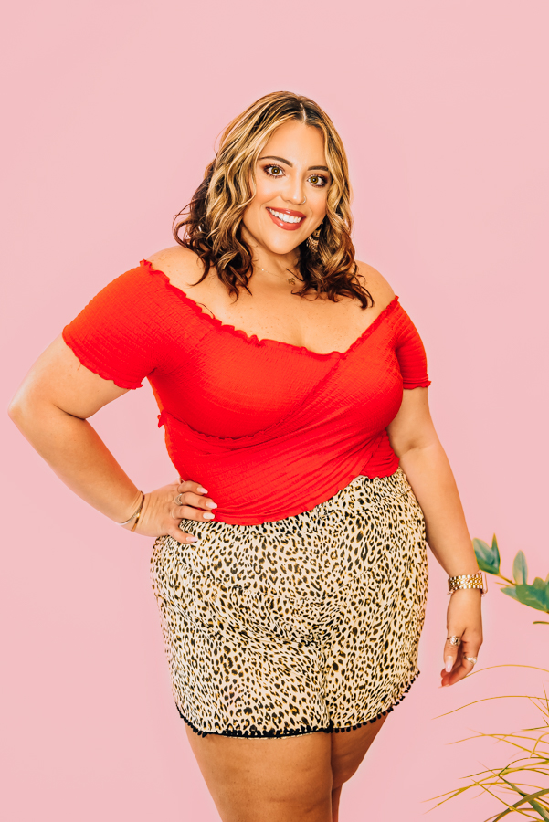 HIGH WAISTED, TAUPE ANIMAL PRINT SHORT WITH ELASTIC WAIST. 100% POLYESTER. STEPHANIE-SIZE 4, WEARING A SMALL, PIPER IS 5’4, SIZE 0 WEARING A SMALL. NIKI IS A SIZE 14, WEARING LARGE.
S 0-4
M 6-10
L 10-14