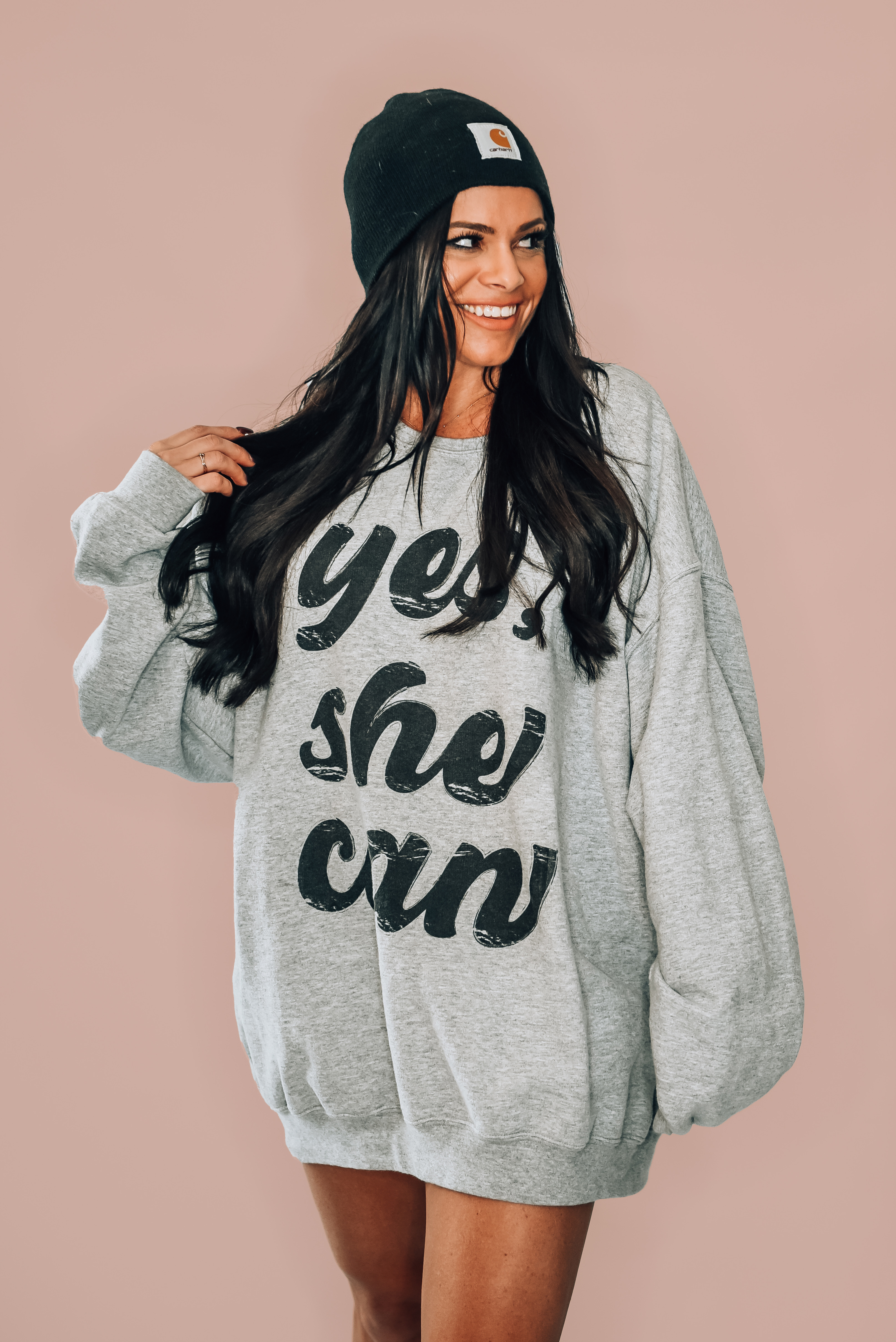 OVERSIZED GREY, "YES, SHE CAN" GRAPHIC CREW NECK SWEATSHIRT. 60% COTTON, 40% POLYESTER. STEPHANIE IS SIZE 4 WEARING A LARGE FOR AN OVERZISED LOOK.
S 0-4
M 4-8
L 8-12
XL 14-18
XXL 18-22