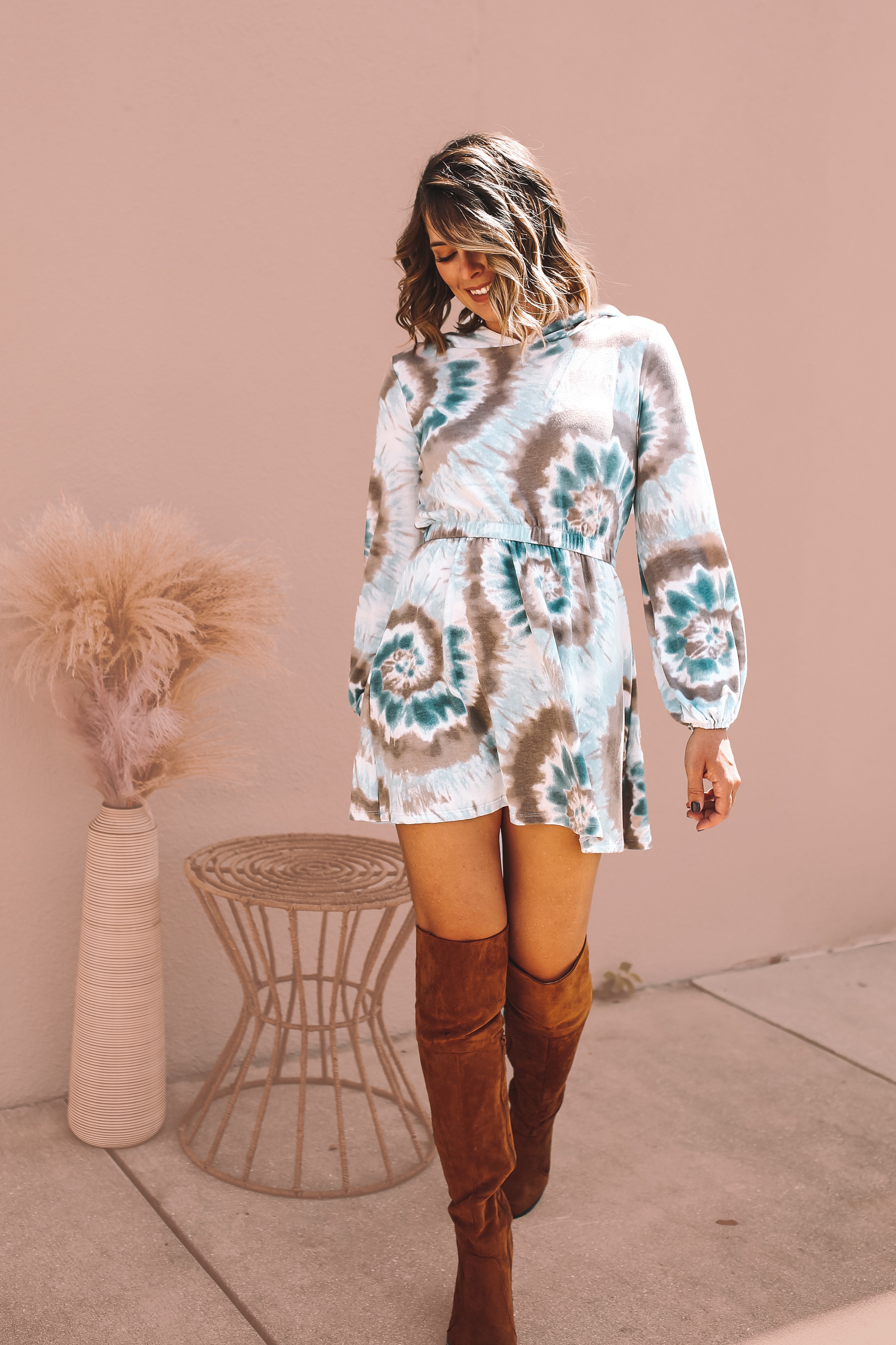 SHADES OF BLUE AND BROWN TIE DYE. VERY SOFT AND STRETCHY HOODED DRESS. ELASTIC CUFFS AND WAIST. ABOVE KNEE FIT. LIGHTWEIGHT AND FLOWY. 63% POLYESTER 34% RAYON 3% SPANDEX. AMANDA IS 5’7 SIZE 2, WEARING A SMALL.
XS 0-4
S 4-8
M 8-12
L 12-14